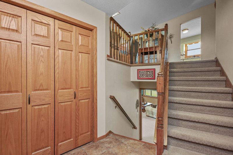 2556 Helmo Cir N, Oakdale, MN 55128