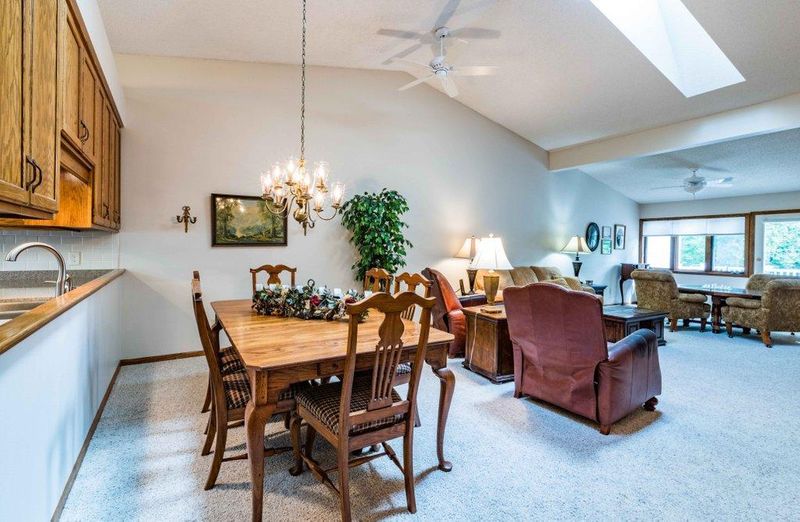 841 Southcross Dr E, Burnsville, MN 55306