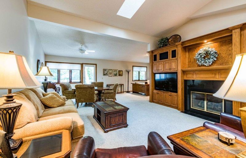 841 Southcross Dr E, Burnsville, MN 55306