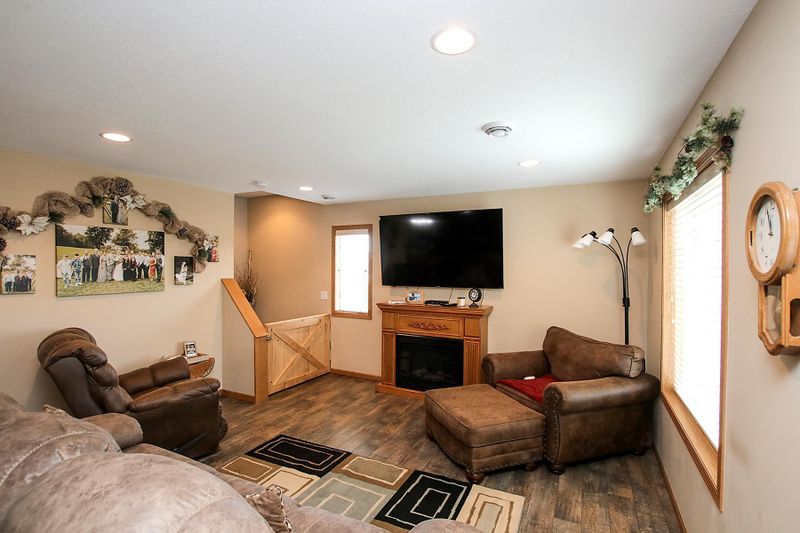 1421 Elsie Dr, Glencoe, MN 55336