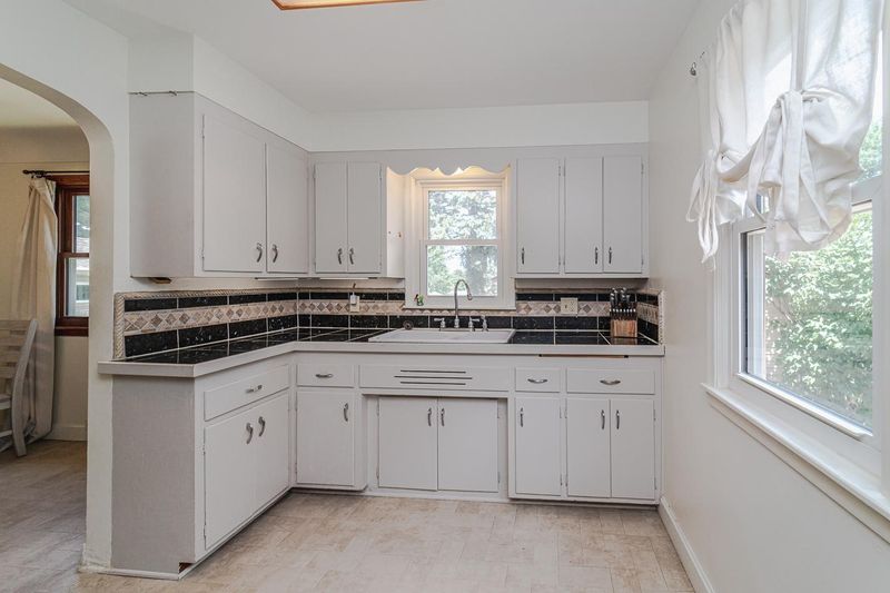 161 Butler Ave E, West Saint Paul, MN 55118