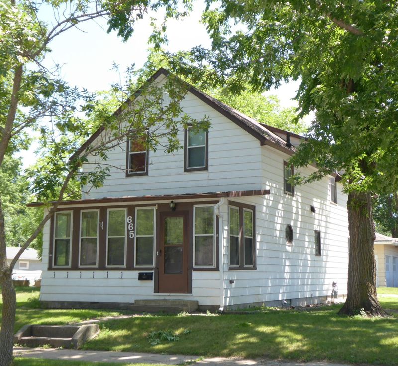 665 12th St, Windom, MN 56101