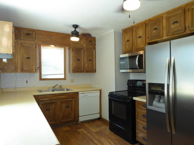 665 12th St, Windom, MN 56101