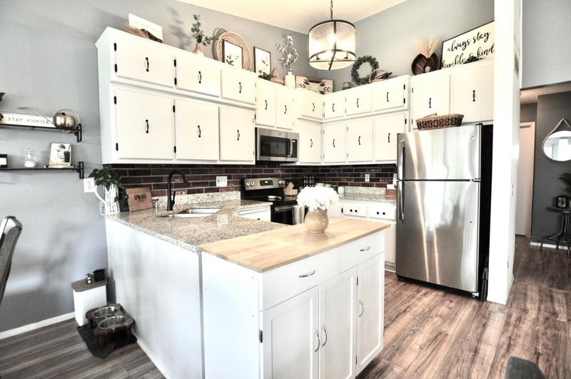 8060 Timber Lake Dr, Eden Prairie, MN 55347