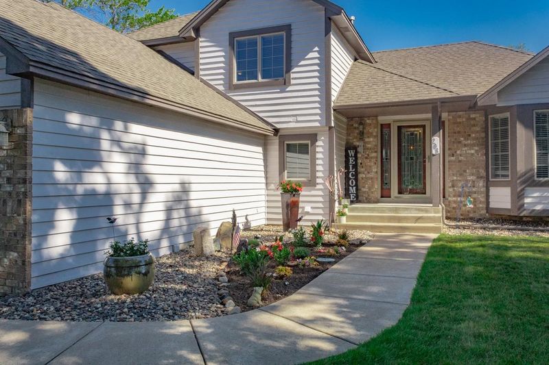 208 Innsbrook Ln, Burnsville, MN 55306