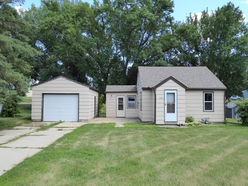 1707 Langley St, Windom, MN 56101