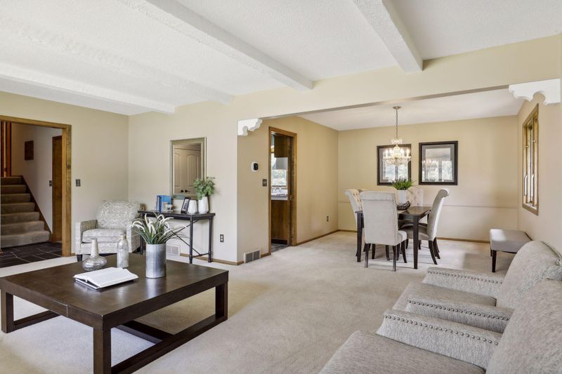 993 Downing St, Mendota Heights, MN 55118