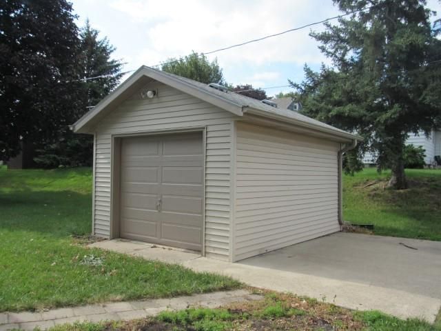 947 School St, Fairmont, MN 56031
