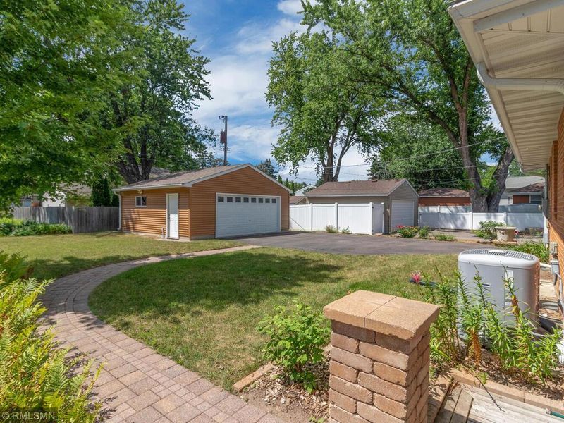 1119 Sumter Ave N, Golden Valley, MN 55427