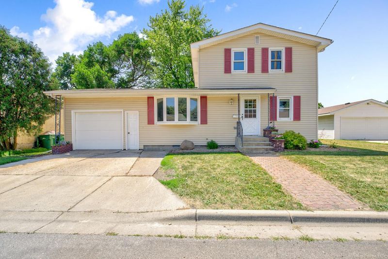 610 4th St NE, Montgomery, MN 56069