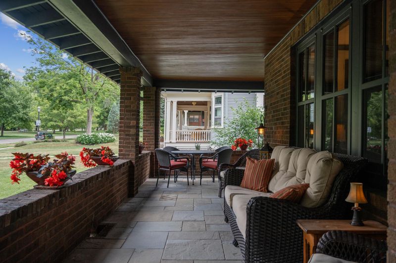 1812 Summit Ave, Saint Paul, MN 55105