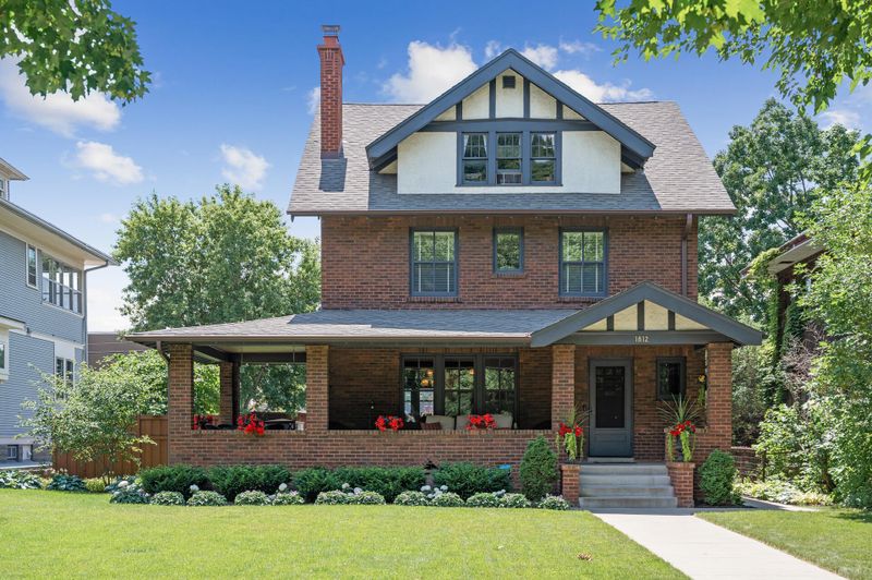 1812 Summit Ave, Saint Paul, MN 55105