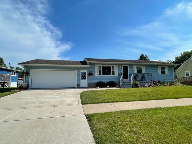 525 S 1st St, La Crescent, MN 55947