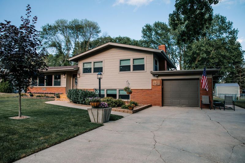 402 7th Ave NW, Kasson, MN 55944