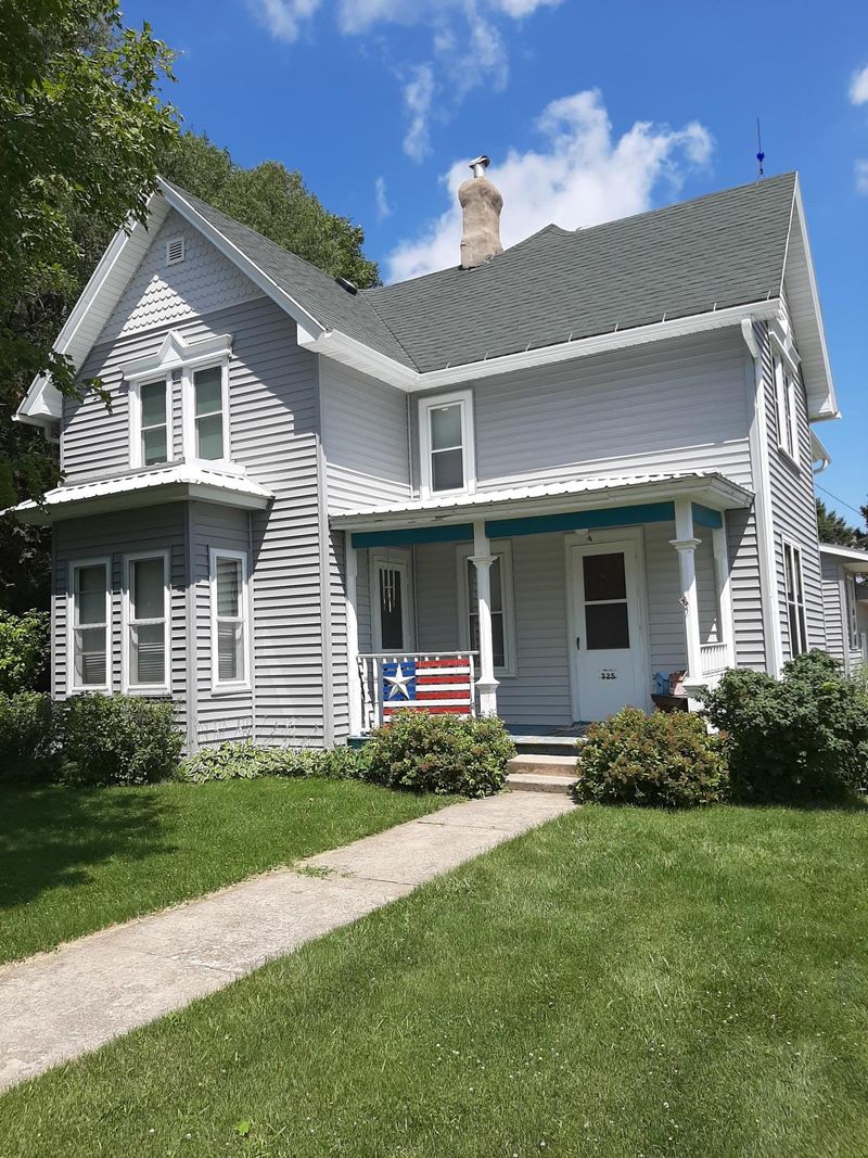 325 S Division Ave, Spring Grove, MN 55974