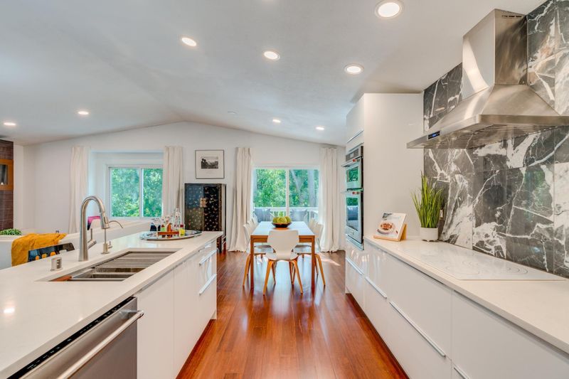 5522 Sanibel Dr, Minnetonka, MN 55343