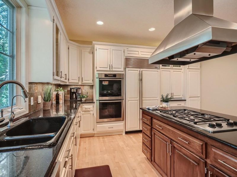 3592 Woodland Trl, Eagan, MN 55123
