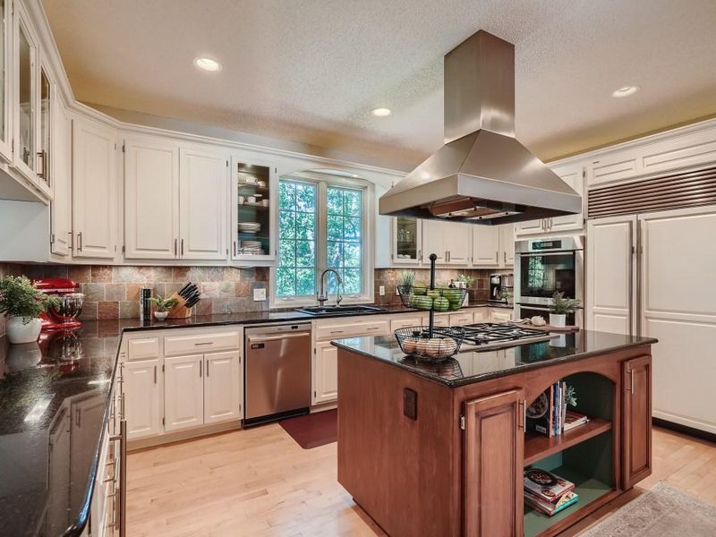 3592 Woodland Trl, Eagan, MN 55123