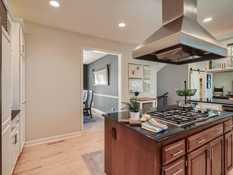 3592 Woodland Trl, Eagan, MN 55123