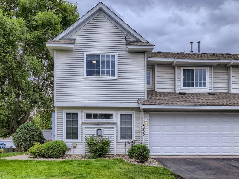 7850 Harvest Ln, Chanhassen, MN 55317
