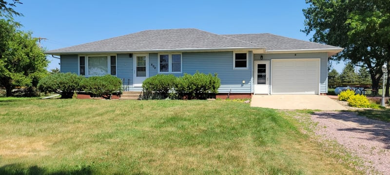 600 1st St E, Jasper, MN 56144