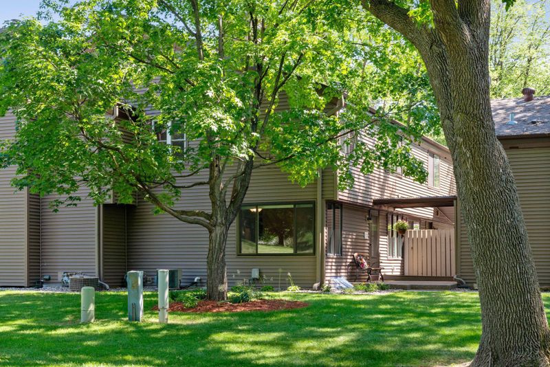 112712 Hundertmark Rd #8E, Chaska, MN 55318