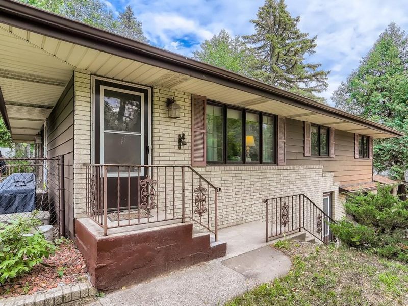 2952 Marion St, Roseville, MN 55113