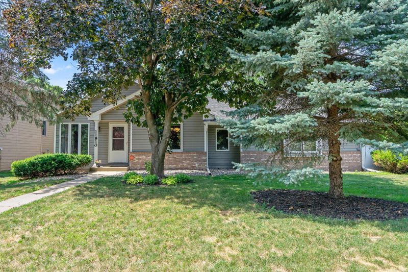 11910 Summerset Ln, Burnsville, MN 55337
