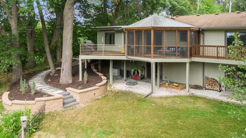 9 Spyglass Rd, Dellwood, MN 55110