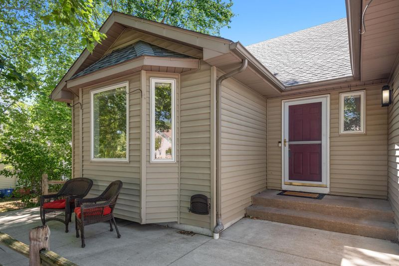 867 Crestview Dr S, Maplewood, MN 55119