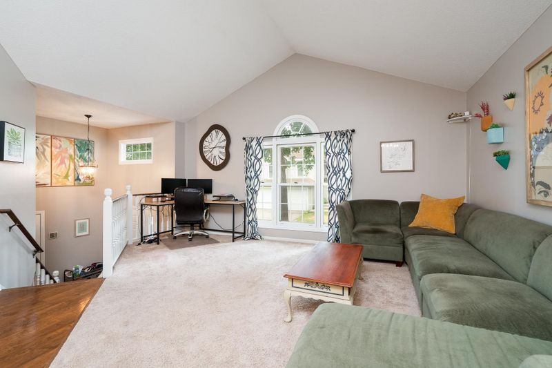 8766 Hawthorne Dr, Eden Prairie, MN 55347