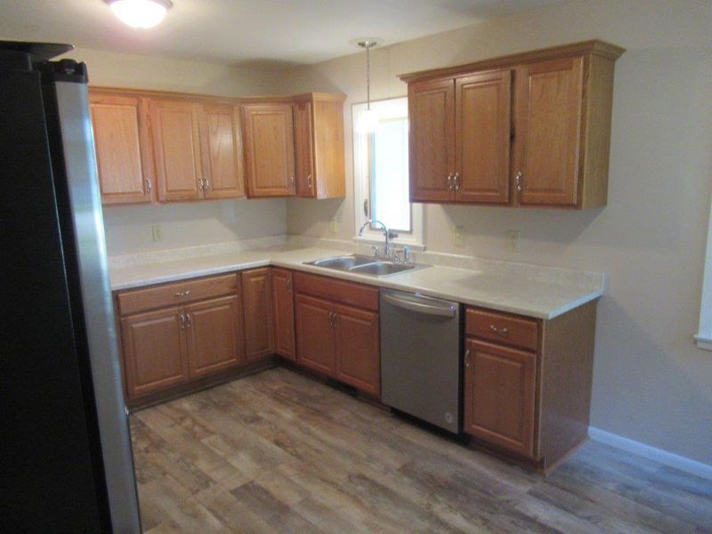 212 S Elizabeth Ave, Hills, MN 56138