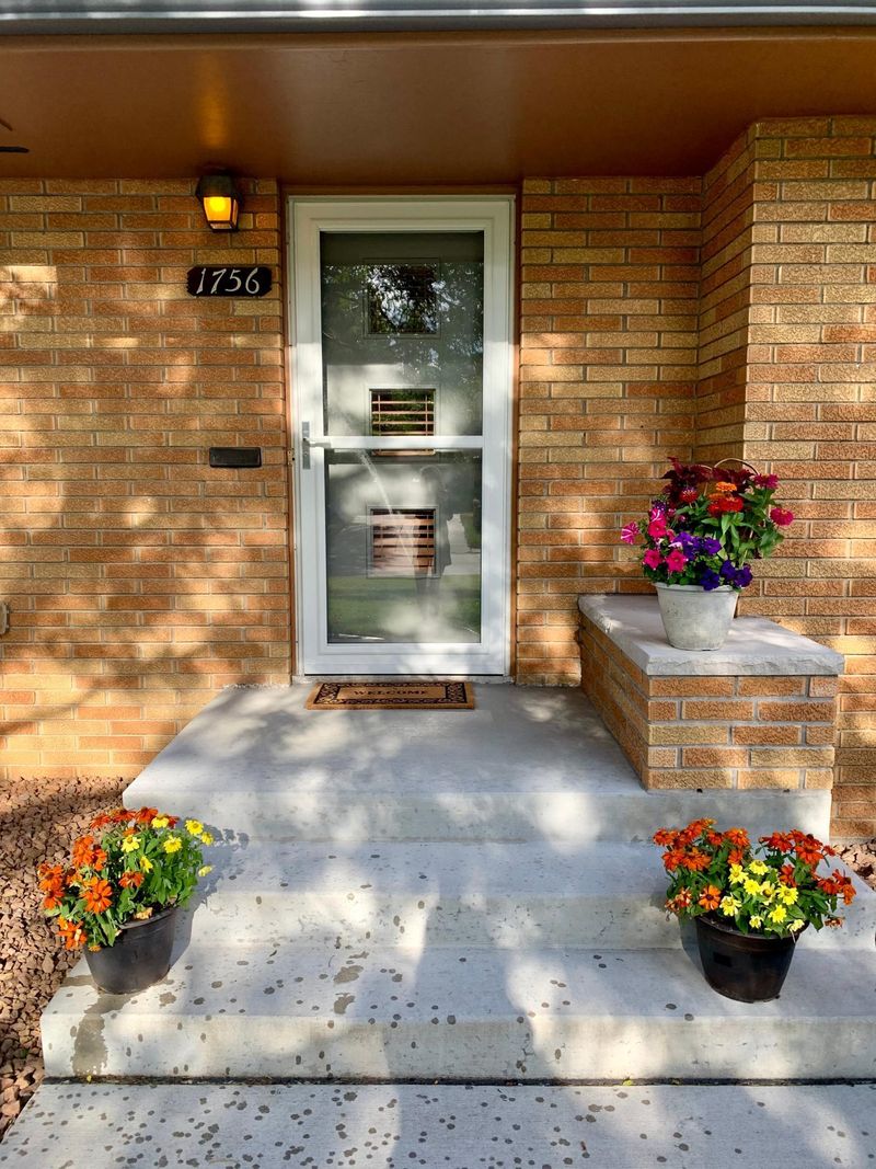 1756 Saint Marys St, Falcon Heights, MN 55113