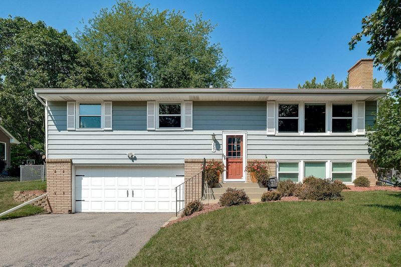 557 Winston Ct, Mendota Heights, MN 55118