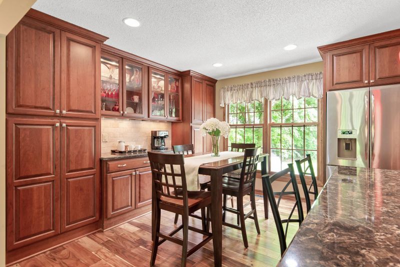 5909 Timberglade Dr, Bloomington, MN 55438