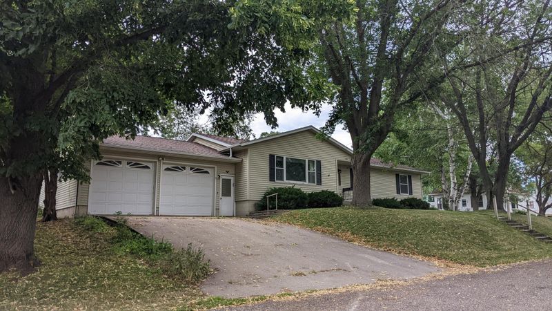 301 Belvidere Ave, Bellechester, MN 55027