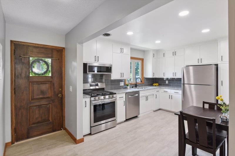 606 Park Valley Dr W, Hopkins, MN 55343