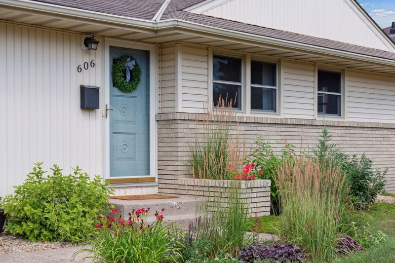 606 Park Valley Dr W, Hopkins, MN 55343