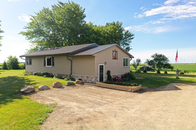 61407 300th St, Sargeant, MN 55973