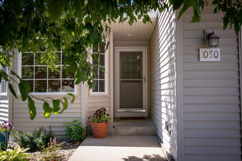 1050 Primrose Ln, Waconia, MN 55387