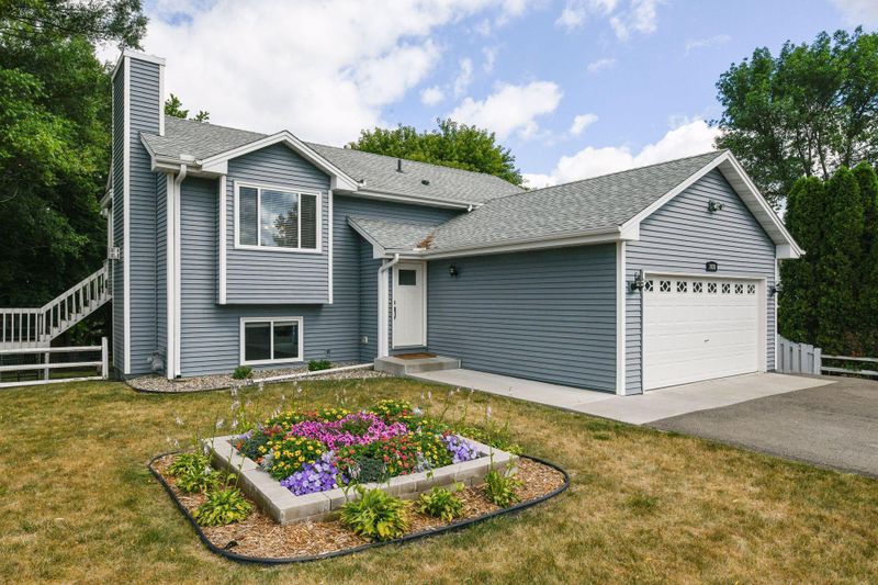 1030 Saddlebrook Trl, Chanhassen, MN 55317
