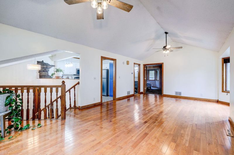 7561 Upper 17th St N, Oakdale, MN 55128