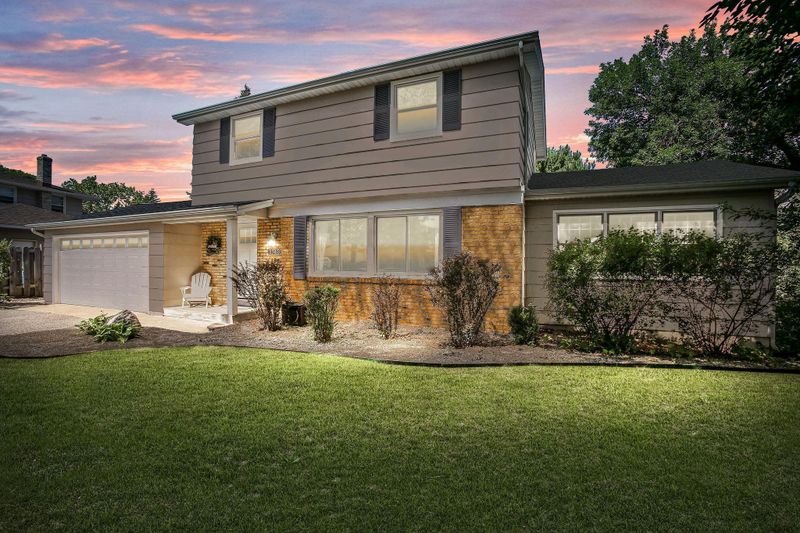 3743 Sun Ter, White Bear Lake, MN 55110