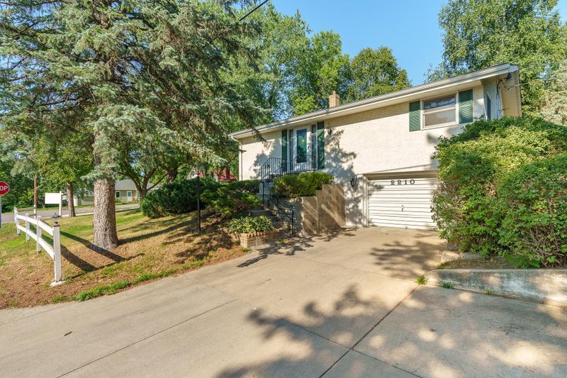 2210 Duluth St, Maplewood, MN 55109