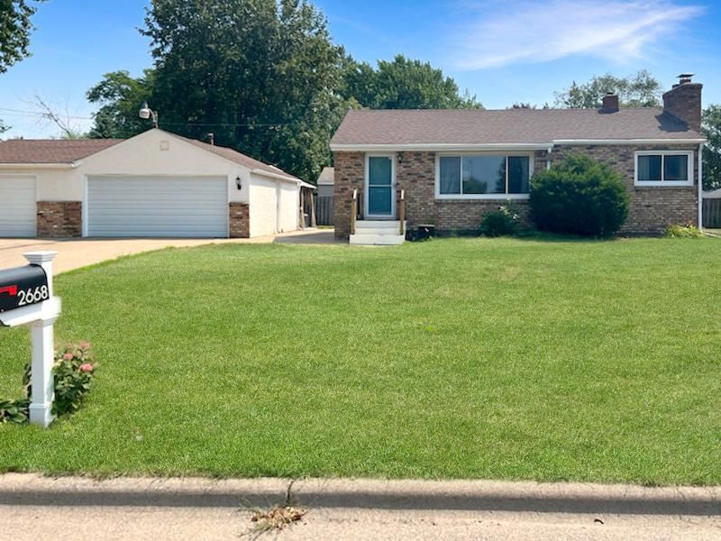 2668 Pascal St, Roseville, MN 55113