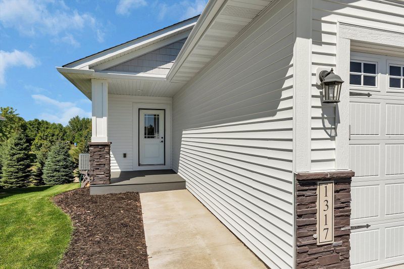 1317 Southfork Dr SE, Hutchinson, MN 55350
