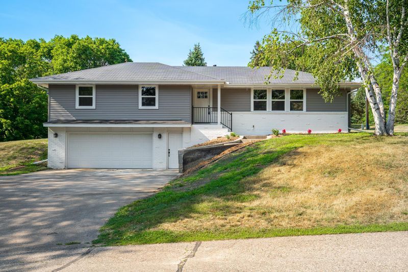 1998 Mabel Ct, Chaska, MN 55318