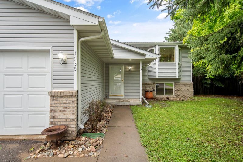 1535 Carriage Ln S, Cambridge, MN 55008
