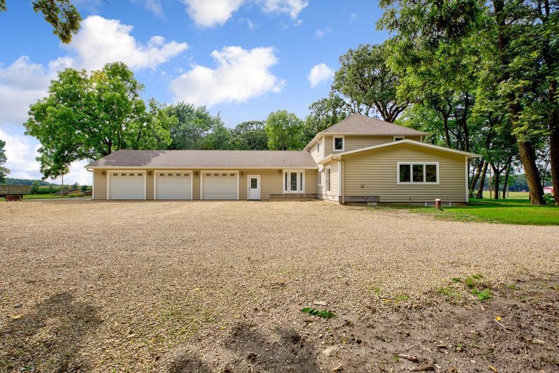 84713 300th St, Madelia, MN 56062