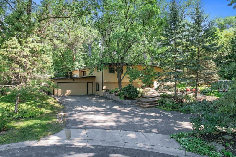 1523 Kaltern Ln, Golden Valley, MN 55416
